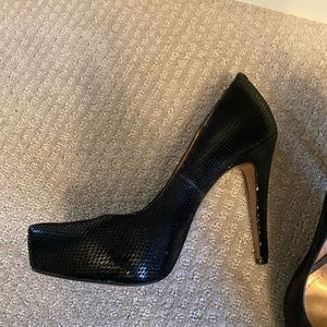 Like new! BCBGeneration black snack skin pumps
